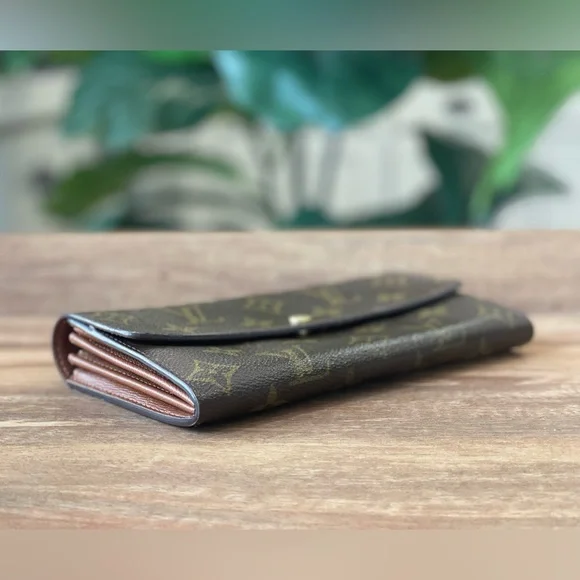 Authentic Louis Vuitton Monogram  Sarah Wallet on Chain - Picture 2 of 12